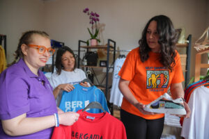 Engellilere destek olan küresel kuruluş İzmir’de mağaza açtı