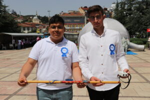 Okullarındaki görme engelli çalışana yardımcı olmak için “akıllı baston” geliştirdiler