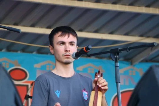 Kemençeyle Aydınlanan Bir Dünya: Emirhan Bülbül’ün Hayat Hikayesi